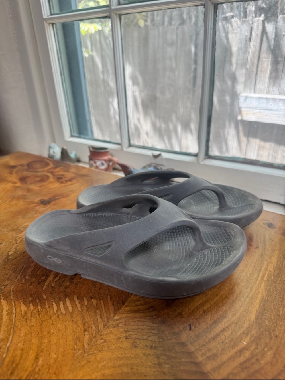 OOFOS Women's Black Foam Recovery Flip Flops